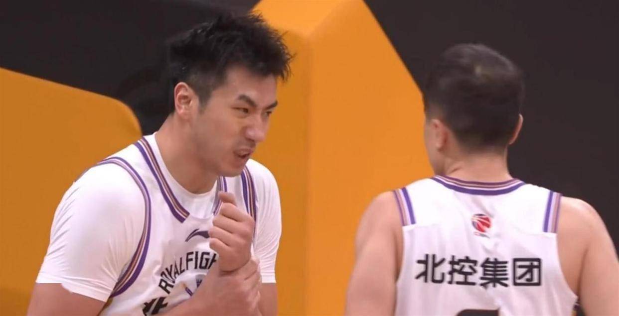 转折点深圳男篮队长鼓劲；足总杯今晚攻防权衡；气氛紧张；训练强度明显提升的简单介绍