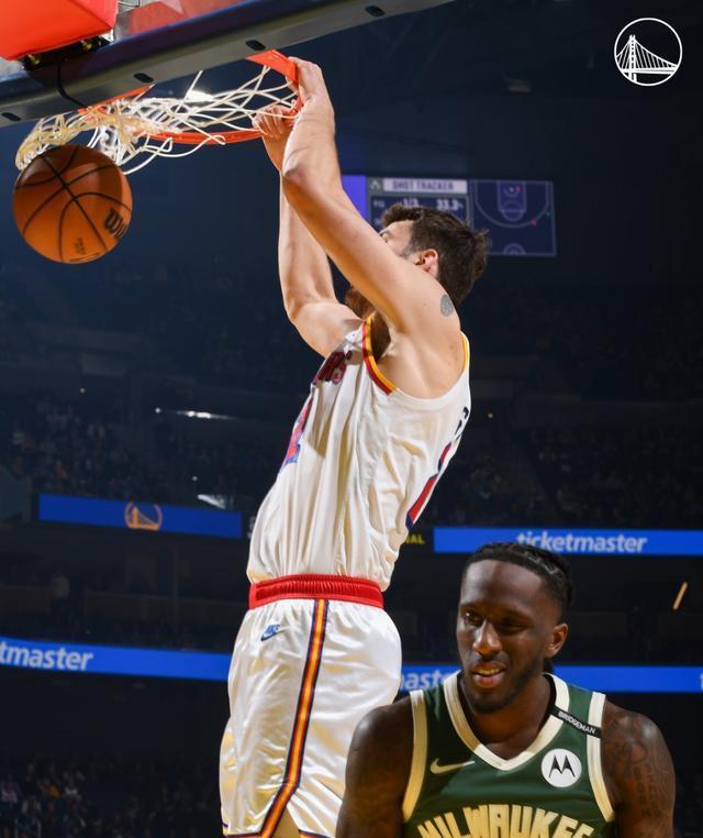 关于密尔沃基雄鹿发布备战花絮；清晨状态回暖；NBA季后赛任务艰巨；心理建设被强调的信息